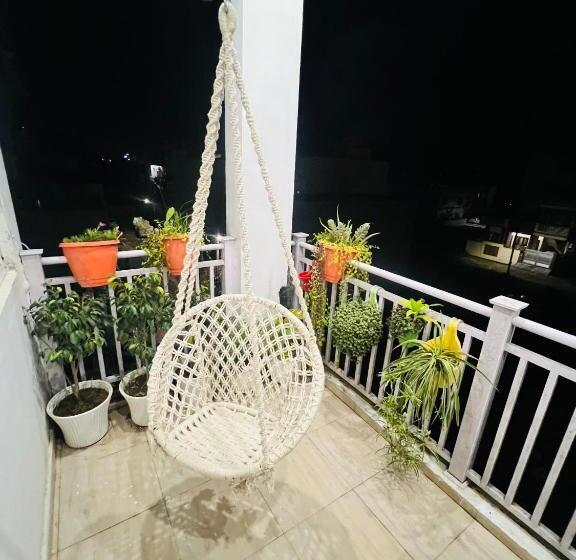 Bed and Breakfast Dhyani Residence