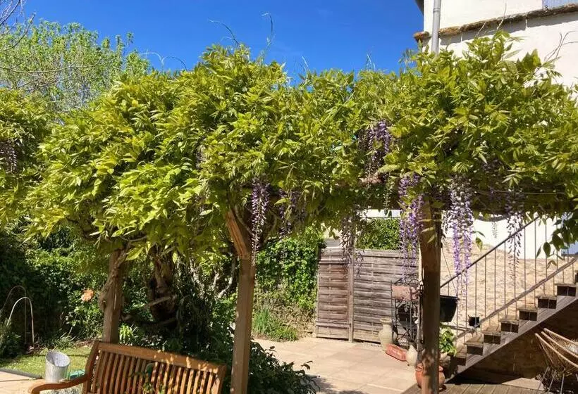 Aamiaismajoitus (B&B) Quiet Double Ensuite Room, Own Entrance