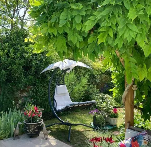 Aamiaismajoitus (B&B) Quiet Double Ensuite Room, Own Entrance