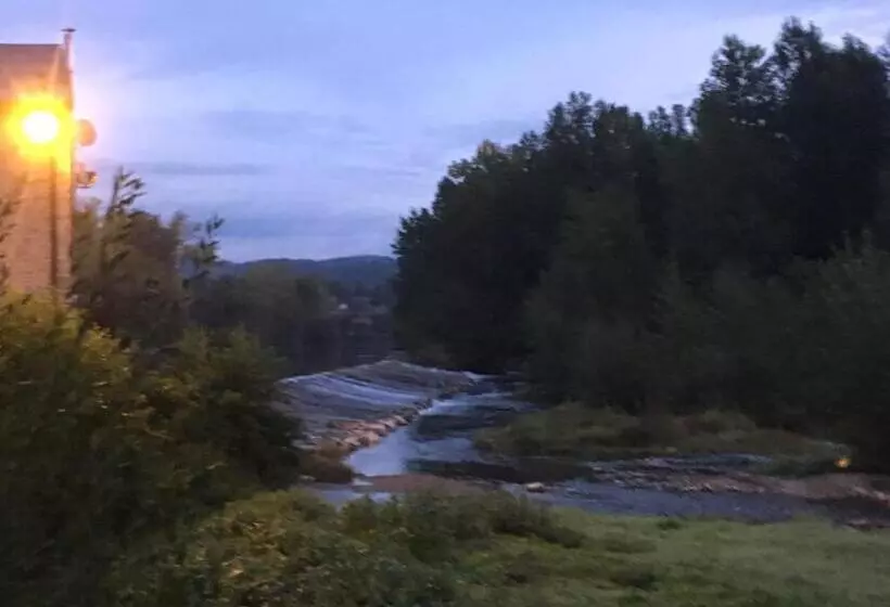 Aamiaismajoitus (B&B) Quiet Double Ensuite Room, Own Entrance