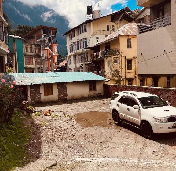 Hotel Lotus Cafe & Stay