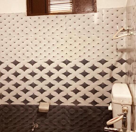 Hotel Lotus Cafe & Stay