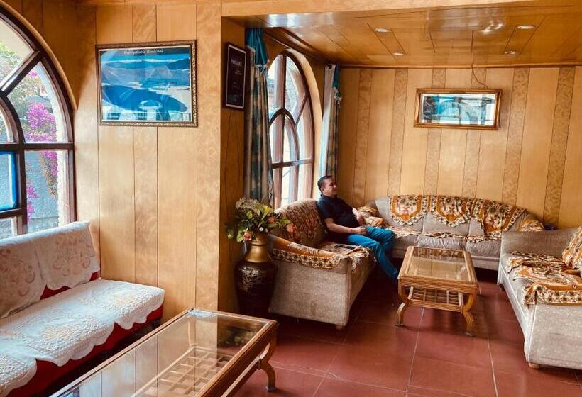 Hotel Lotus Cafe & Stay