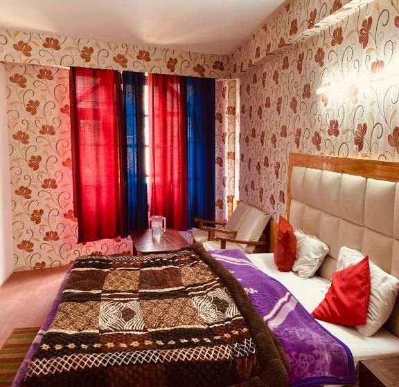 Hotel Lotus Cafe & Stay