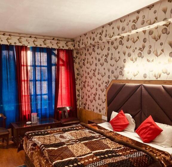 Hotel Lotus Cafe & Stay