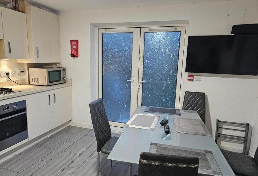 Pensió 66 Central Road