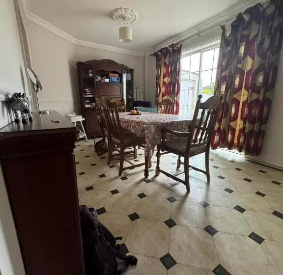 پانسیون Nice Double Room Near Omni Shopping
