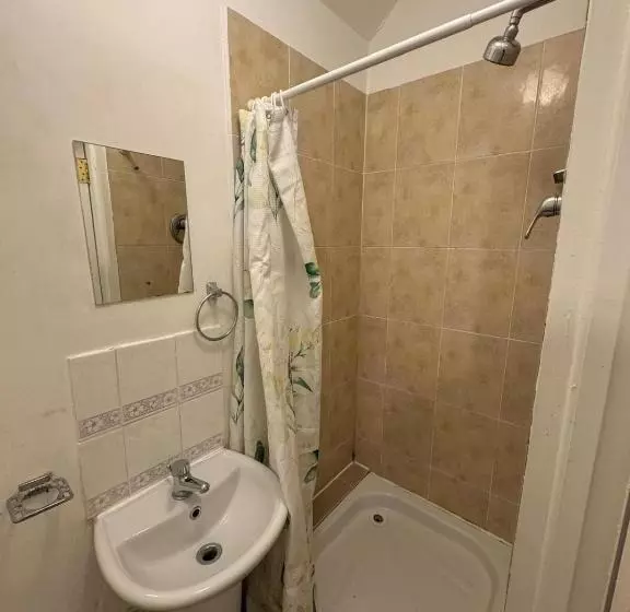 پانسیون Nice Double Room Near Omni Shopping
