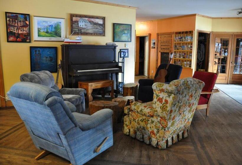 فندق صغير Auberge Jeunesse De Tadoussac