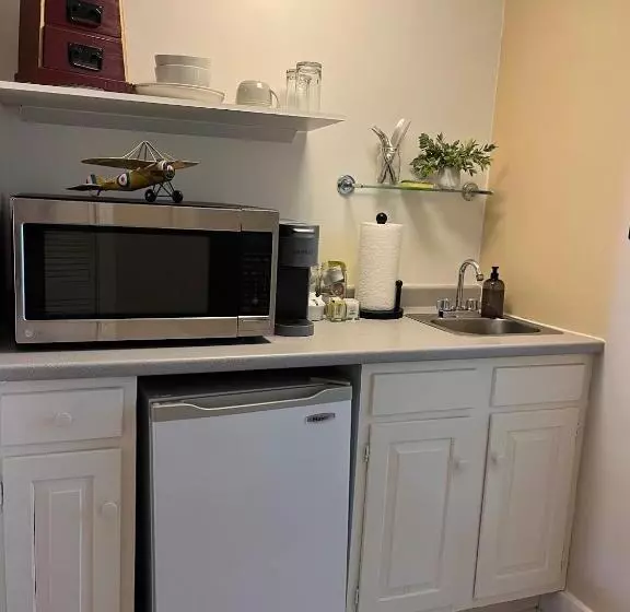 ユースホステル Inn On Shore Road