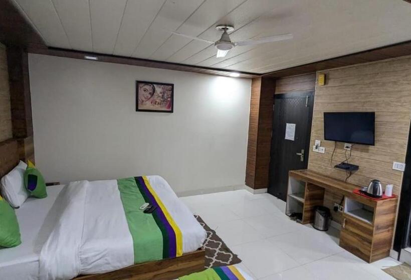 בית מלון כפרי Gloab Residency Near Delhi Airport