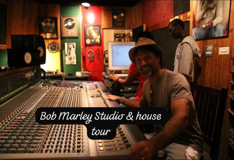 هاستل Island Tours & Airport Service Only