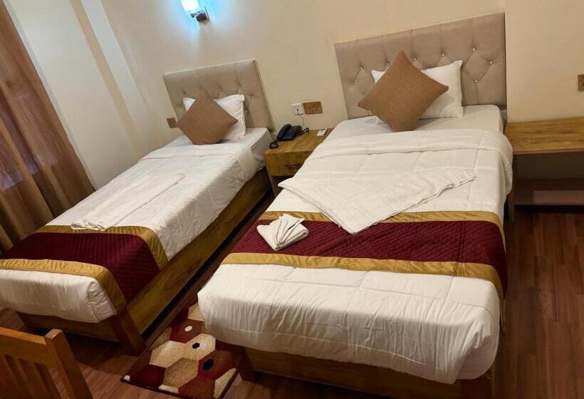 Chandrama Hotel And Restaurant