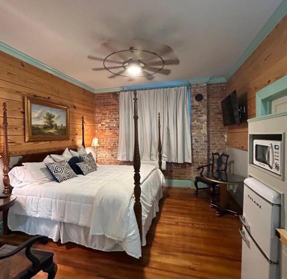 Отель Chipley S Squareview Inn & Venue