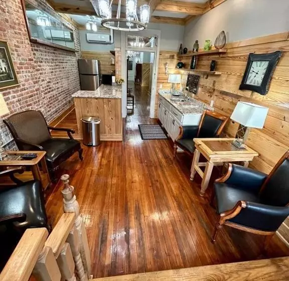 Hotelli Chipley S Squareview Inn & Venue