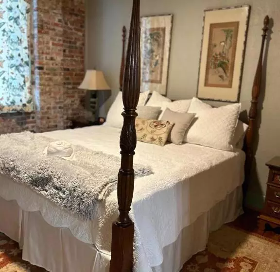 Hotelli Chipley S Squareview Inn & Venue