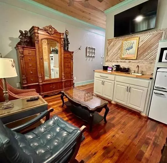 Hotelli Chipley S Squareview Inn & Venue