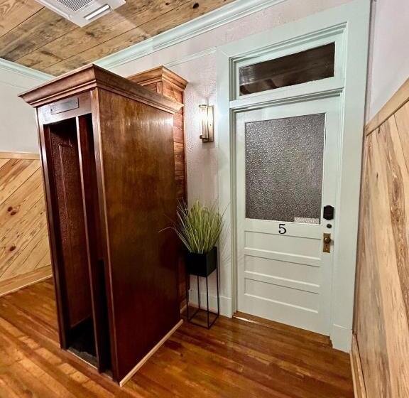 Отель Chipley S Squareview Inn & Venue