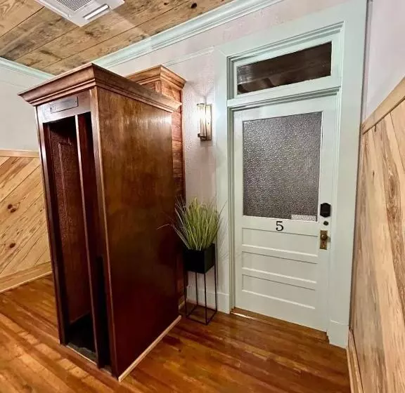 Hotelli Chipley S Squareview Inn & Venue