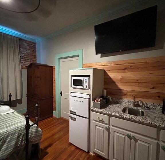 Отель Chipley S Squareview Inn & Venue