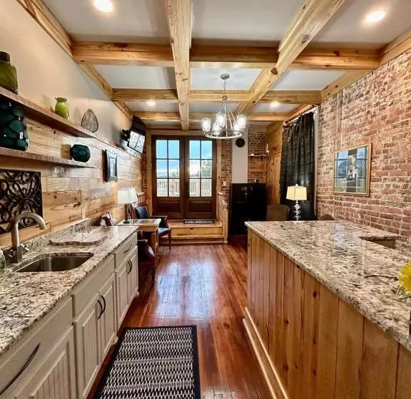 Hotelli Chipley S Squareview Inn & Venue