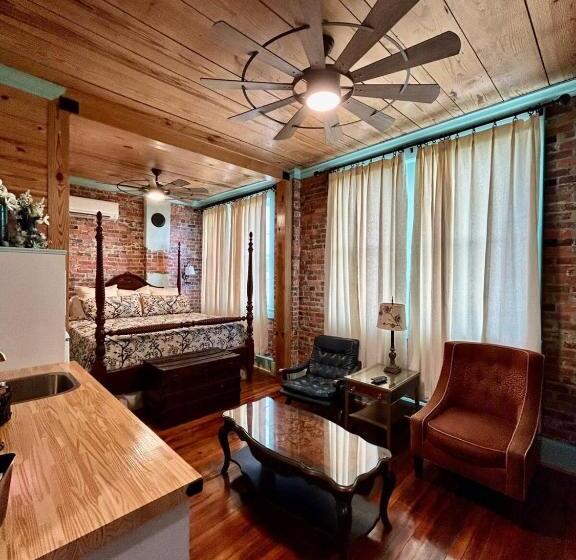 Отель Chipley S Squareview Inn & Venue