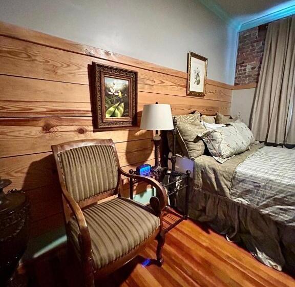 Отель Chipley S Squareview Inn & Venue