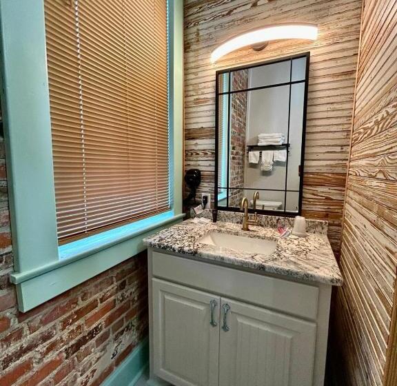 Отель Chipley S Squareview Inn & Venue