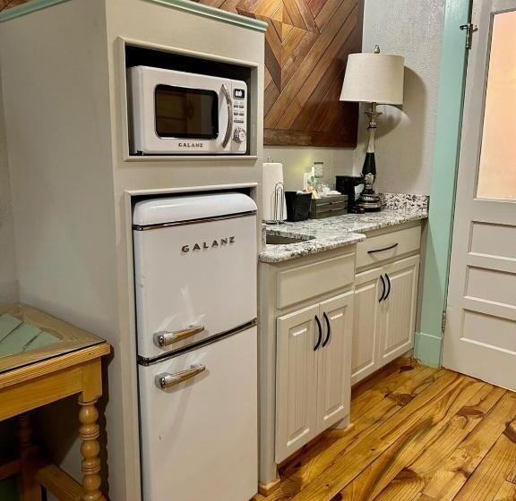 Отель Chipley S Squareview Inn & Venue