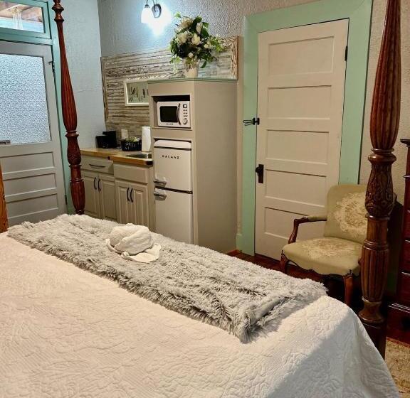 Отель Chipley S Squareview Inn & Venue