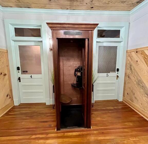 Отель Chipley S Squareview Inn & Venue