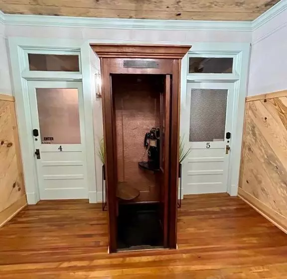 Hotelli Chipley S Squareview Inn & Venue