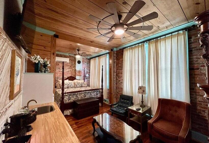 Отель Chipley S Squareview Inn & Venue