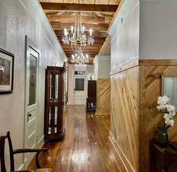 Hotelli Chipley S Squareview Inn & Venue