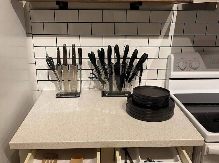 پانسیون Morden Newly Renovated 1br Flats, Walk To Whyte