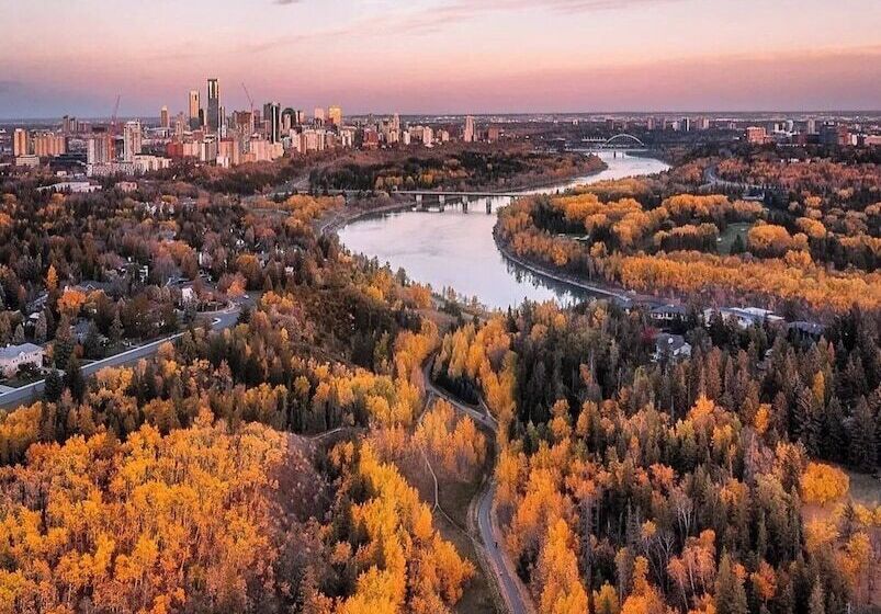 پانسیون Morden Newly Renovated 1br Flats, Walk To Whyte