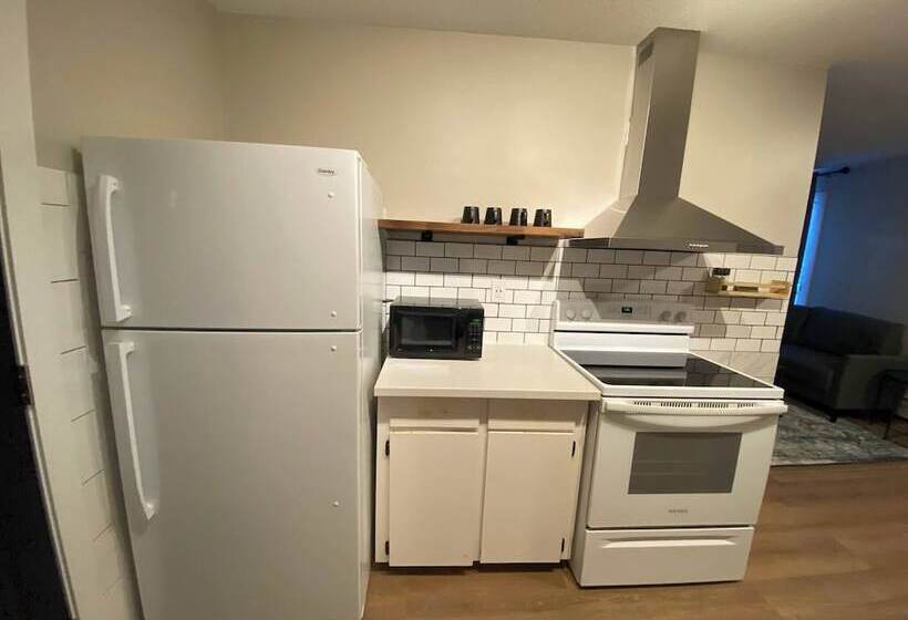 پانسیون Morden Newly Renovated 1br Flats, Walk To Whyte