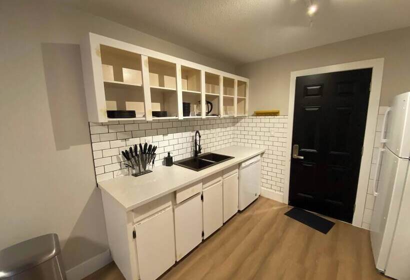 پانسیون Morden Newly Renovated 1br Flats, Walk To Whyte