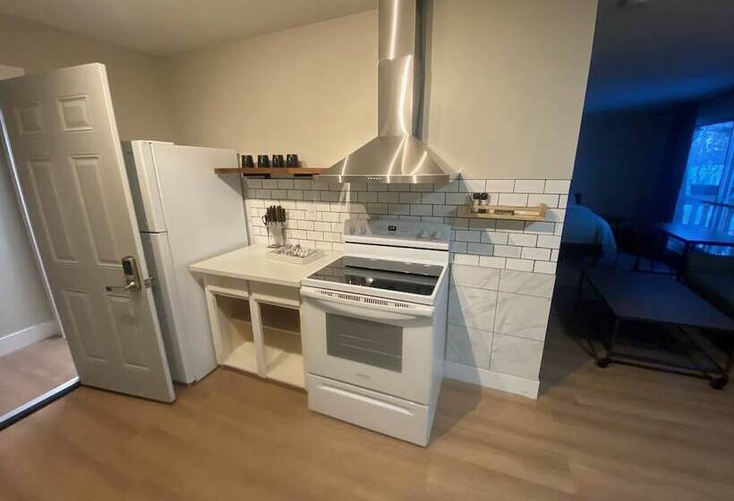پانسیون Morden Newly Renovated 1br Flats, Walk To Whyte
