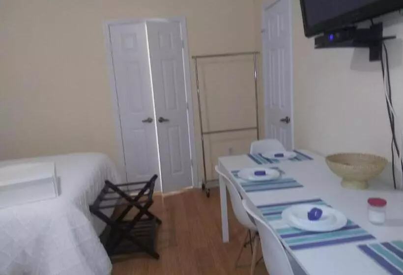 ペンション Posh Guest Suite With Pool