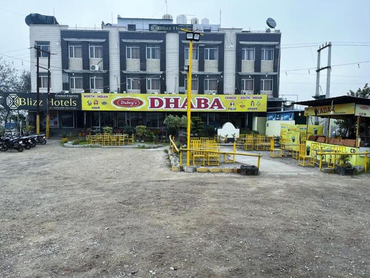 Hotel Blizz Stayz   Trishul Express