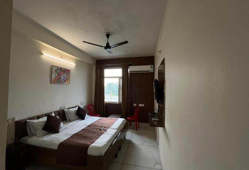 Hotel Blizz Stayz   Trishul Express