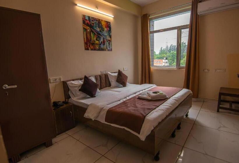 Hotel Blizz Stayz   Trishul Express