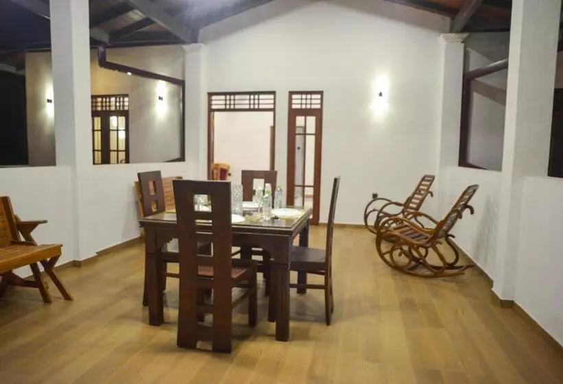 Hotelli Tranquil Escape Hikkaduwa