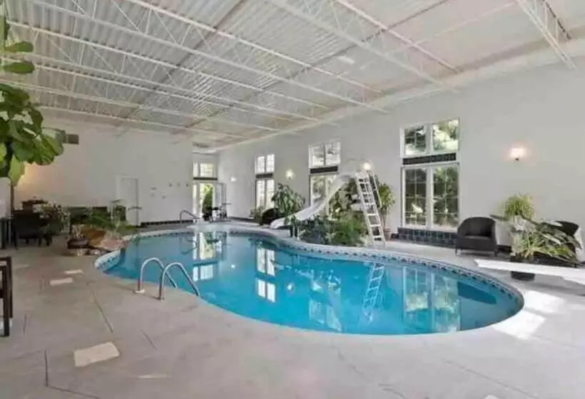 Lomakeskus Holden Villa Retreat