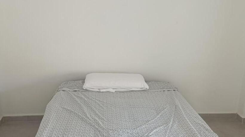 تختخواب و صبحانه Albergue Hostel Socios