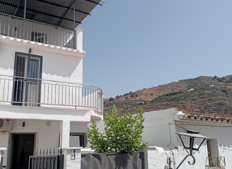 تختخواب و صبحانه Albergue Hostel Socios