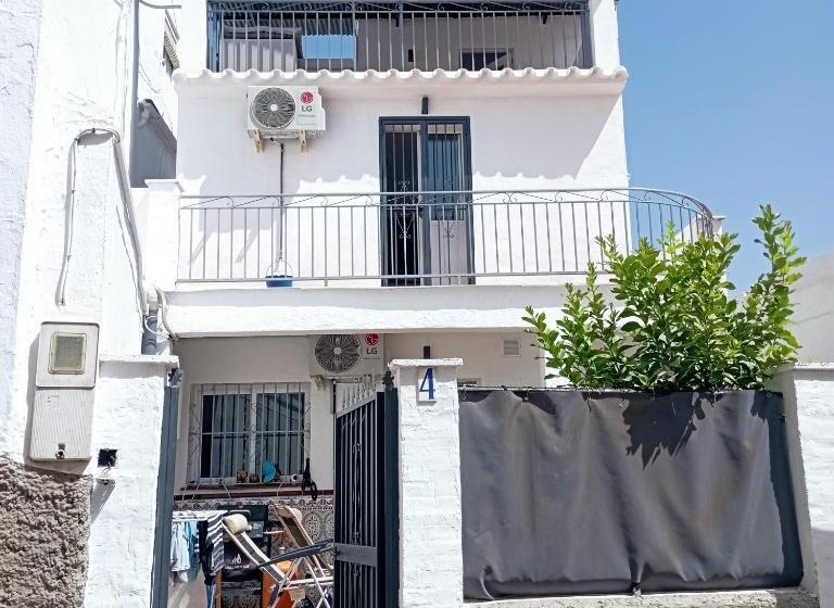 تختخواب و صبحانه Albergue Hostel Socios