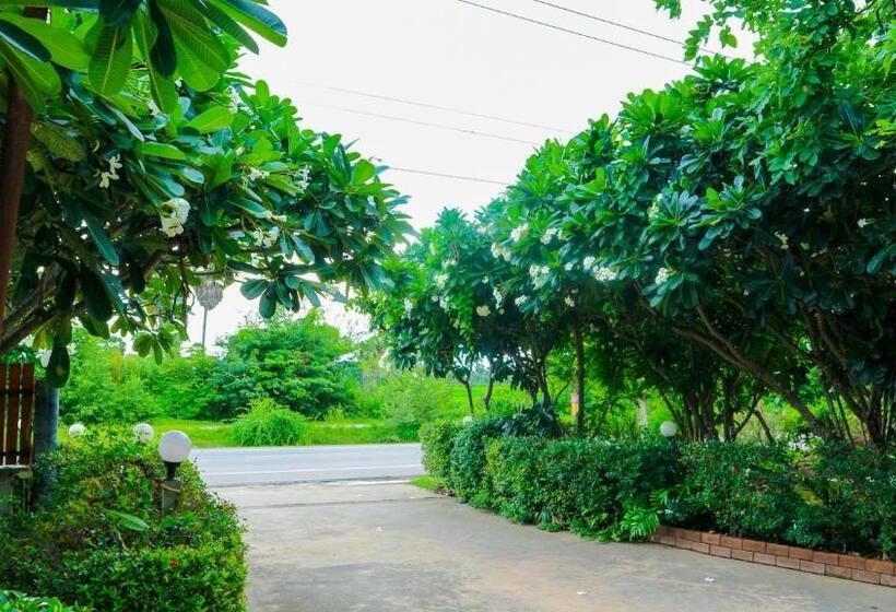 בית מלון כפרי The Moon Resort Phetchaburi