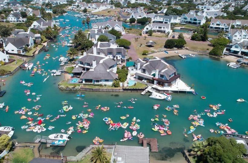 Общежитие St Francis Bay Backpackers